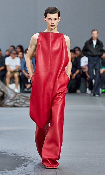 تصميم جريئة وغير مألوفة من LOEWE لموسم ربيع وصيف 2024